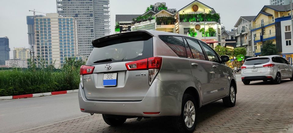 Toyota Innova 2.0E 2017 - Bán xe Toyota Innova 2.0E sản xuất 2017, màu bạc