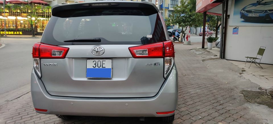 Toyota Innova 2.0E 2017 - Bán xe Toyota Innova 2.0E sản xuất 2017, màu bạc