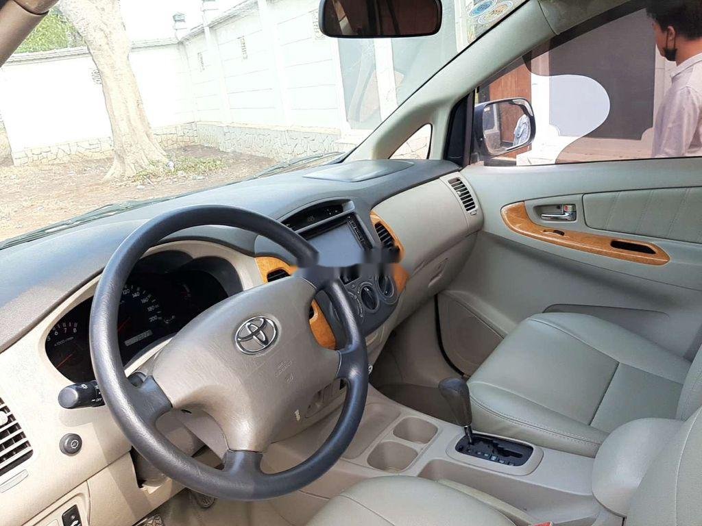 Toyota Innova   2010 - Cần bán xe Toyota Innova sản xuất 2010, màu bạc xe gia đình