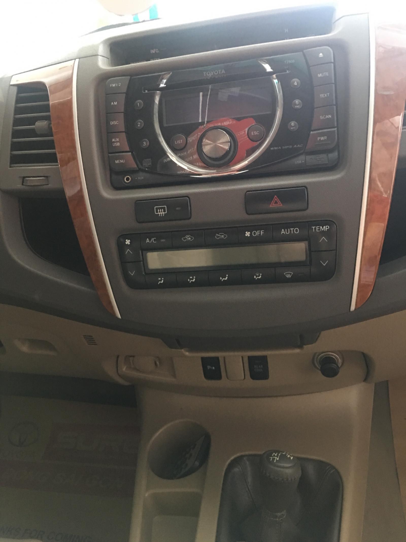 Toyota Fortuner 2011 - Cần bán lại xe Toyota Fortuner đời 2011, màu trắng