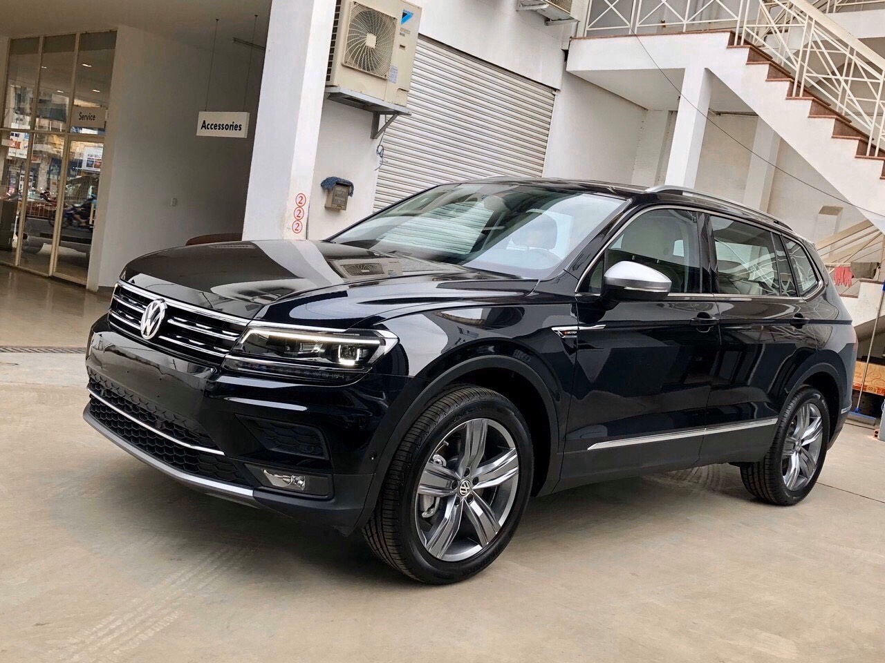 Volkswagen Tiguan   2018 - Cần bán xe Volkswagen Tiguan đời 2018, màu đen, nhập khẩu nguyên chiếc