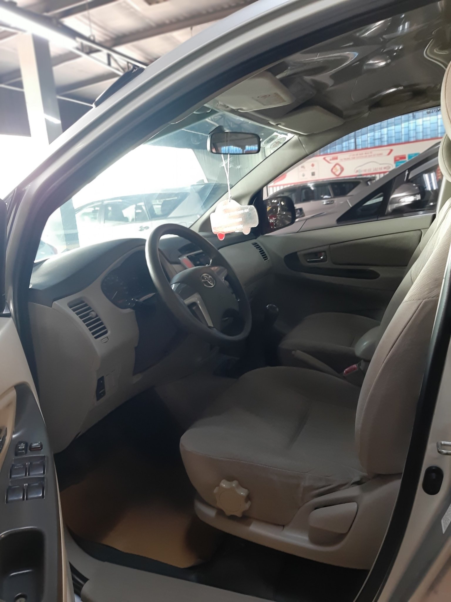 Toyota Innova 2.0E 2014 - Bán xe Toyota Innova 2.0E đời 2014, màu bạc, số sàn, giá 520tr