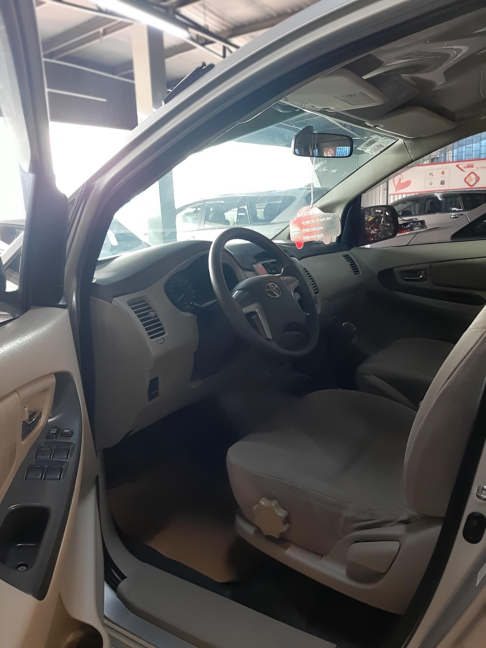 Toyota Innova 2.0E 2014 - Bán xe Toyota Innova 2.0E đời 2014, màu bạc, số sàn, giá 520tr