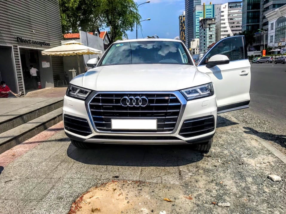 Audi Q5 2018 - Cần bán hoặc giao lưu Audi Q5 AT màu trắng, còn thơm mùi mới