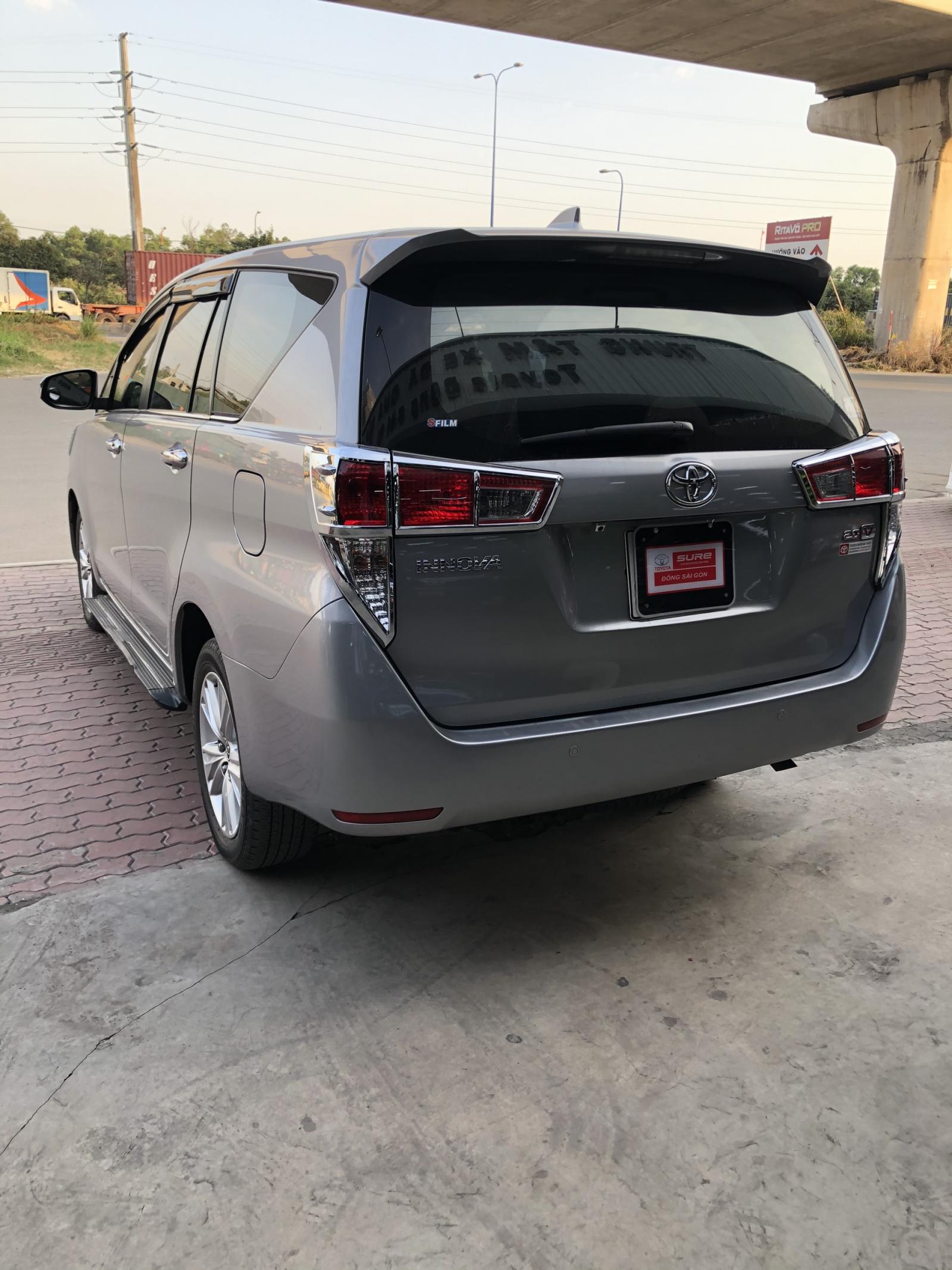 Toyota Innova 2.0V 2017 - Bán xe Toyota Innova 2.0V năm 2017, màu bạc - giá sập sàn