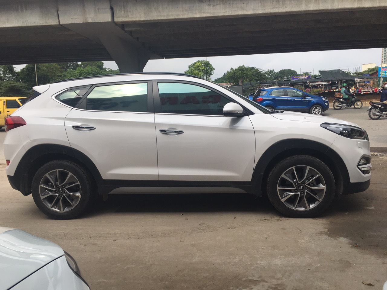 Hyundai Tucson 2018 - Bán Hyundai Tucson 2018, màu trắng, xe gia đình đẹp lướt 17000km giá tốt