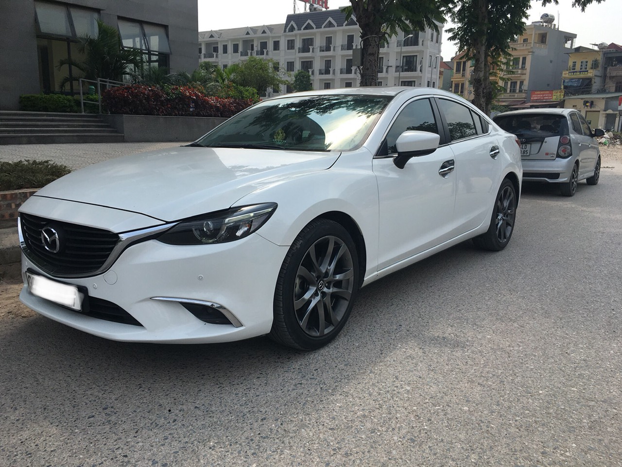 Mazda 6 2017 - Bán Mazda 6 màu trắng nội thất đen, SX 2017, xe gia đình đi giữ gìn còn rất mới