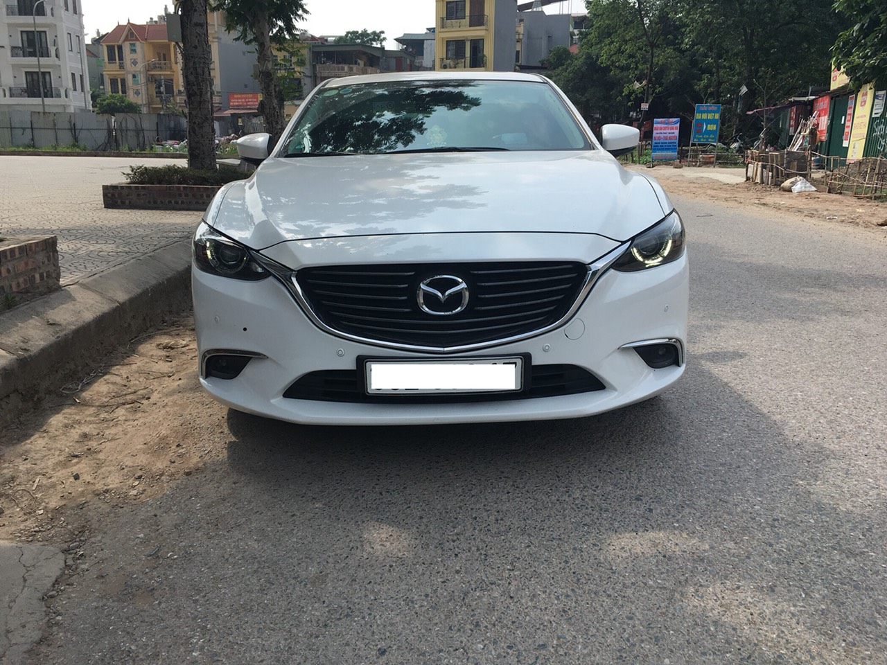 Mazda 6 2017 - Bán Mazda 6 màu trắng nội thất đen, SX 2017, xe gia đình đi giữ gìn còn rất mới