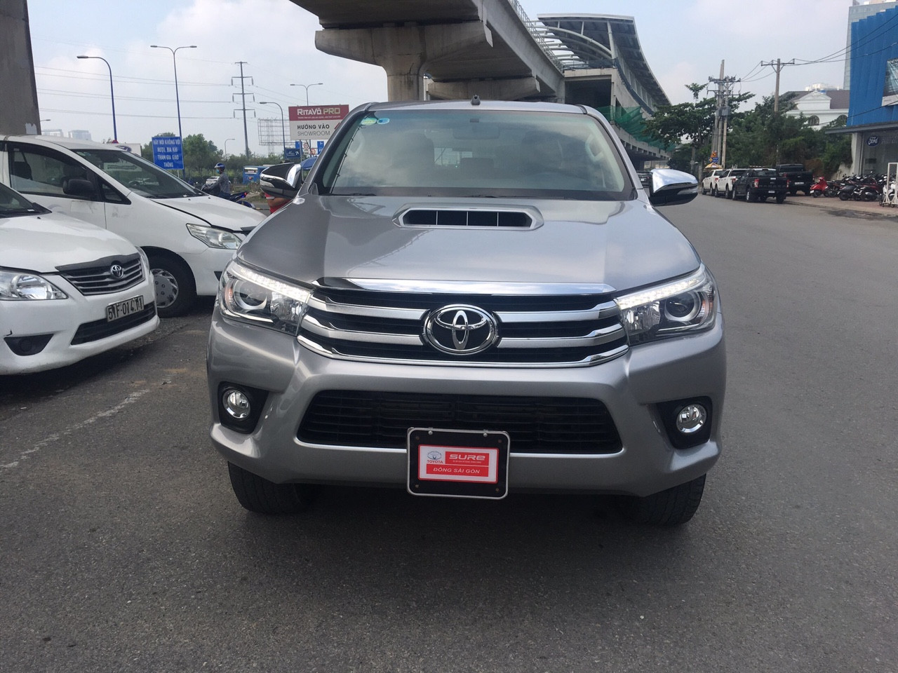 Toyota Hilux G 2015 - Cần bán xe Toyota Hilux G sản xuất 2015, màu bạc, giá thương lượng