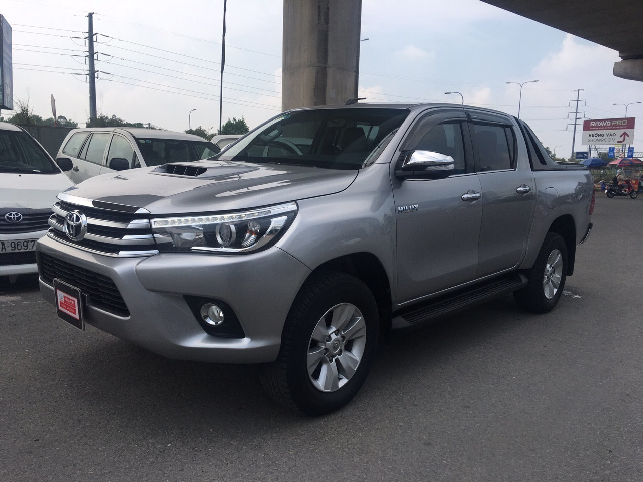 Toyota Hilux G 2015 - Cần bán xe Toyota Hilux G sản xuất 2015, màu bạc, giá thương lượng