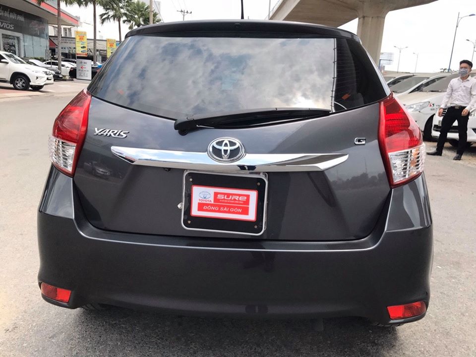 Toyota Yaris 2015 - Cần bán gấp Toyota Yaris đời 2015, màu xám, xe nhập, số tự động
