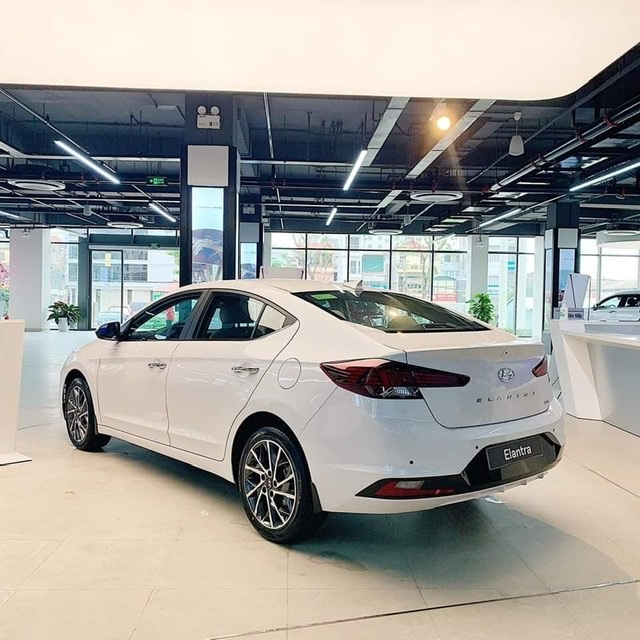 Hyundai Elantra 1.6 MT 2019 - Cần bán xe Hyundai Elantra 1.6 MT đời 2019, màu trắng, giá cạnh tranh