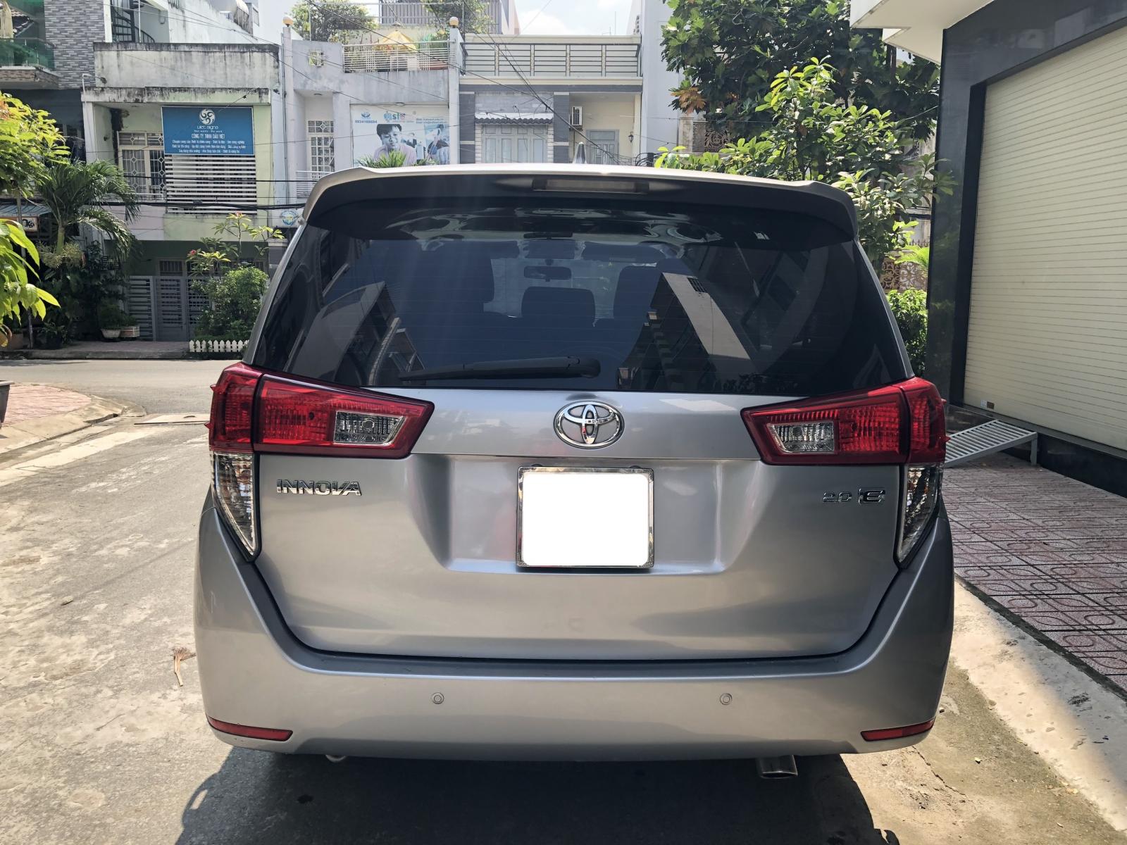 Toyota Innova 2018 - Toyota Innova model 2018, số sàn, màu bạc đẹp như mới
