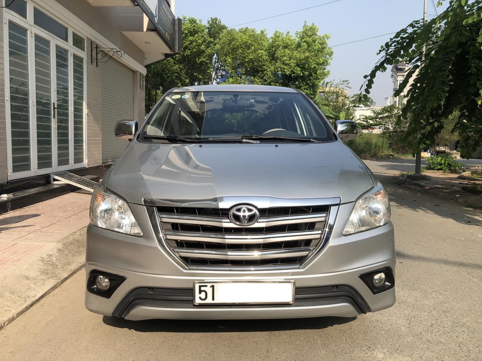 Toyota Innova 2015 - Cần bán Toyota Innova màu bạc sx năm 2015