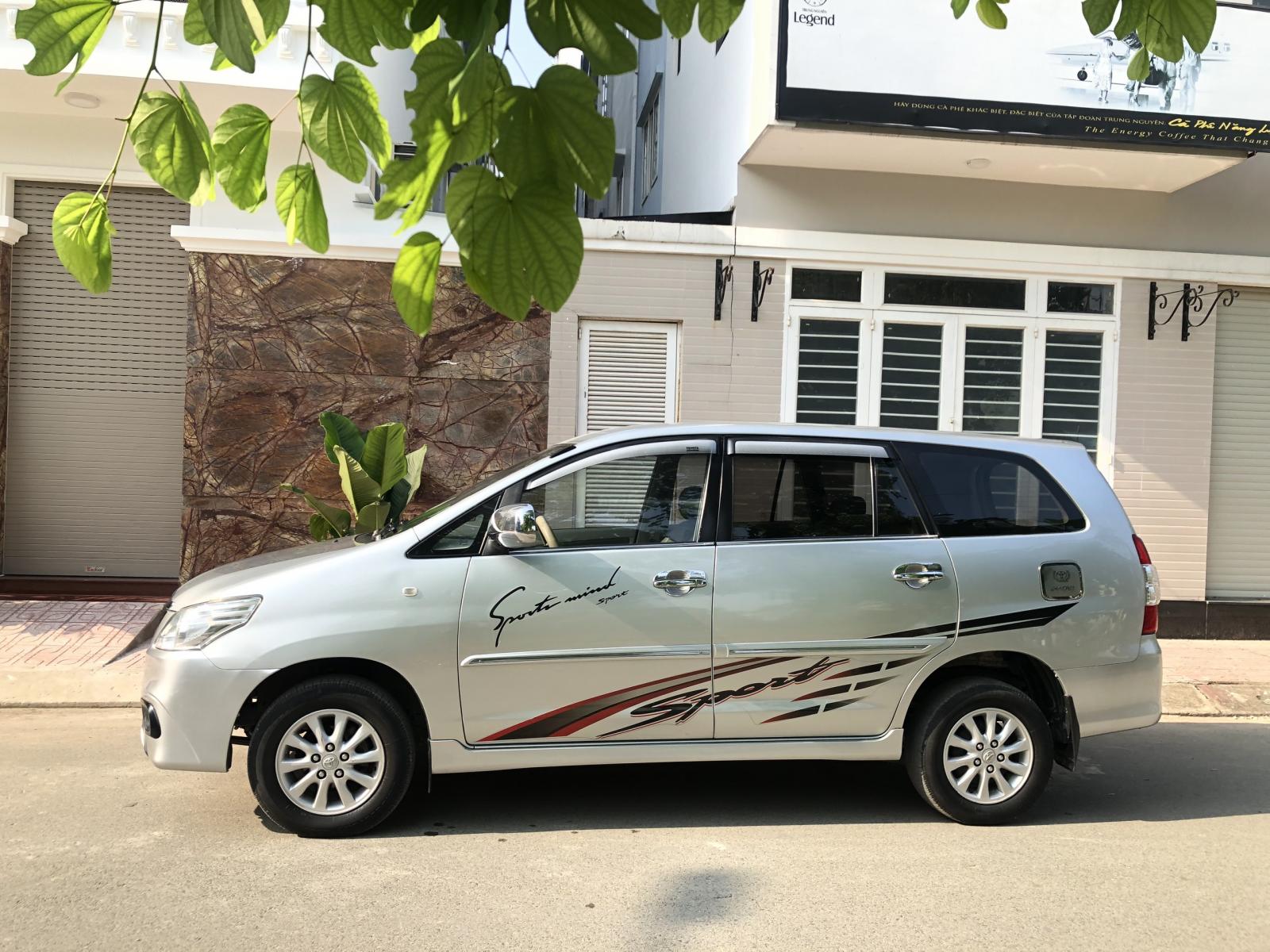 Toyota Innova 2015 - Cần bán Toyota Innova màu bạc sx năm 2015