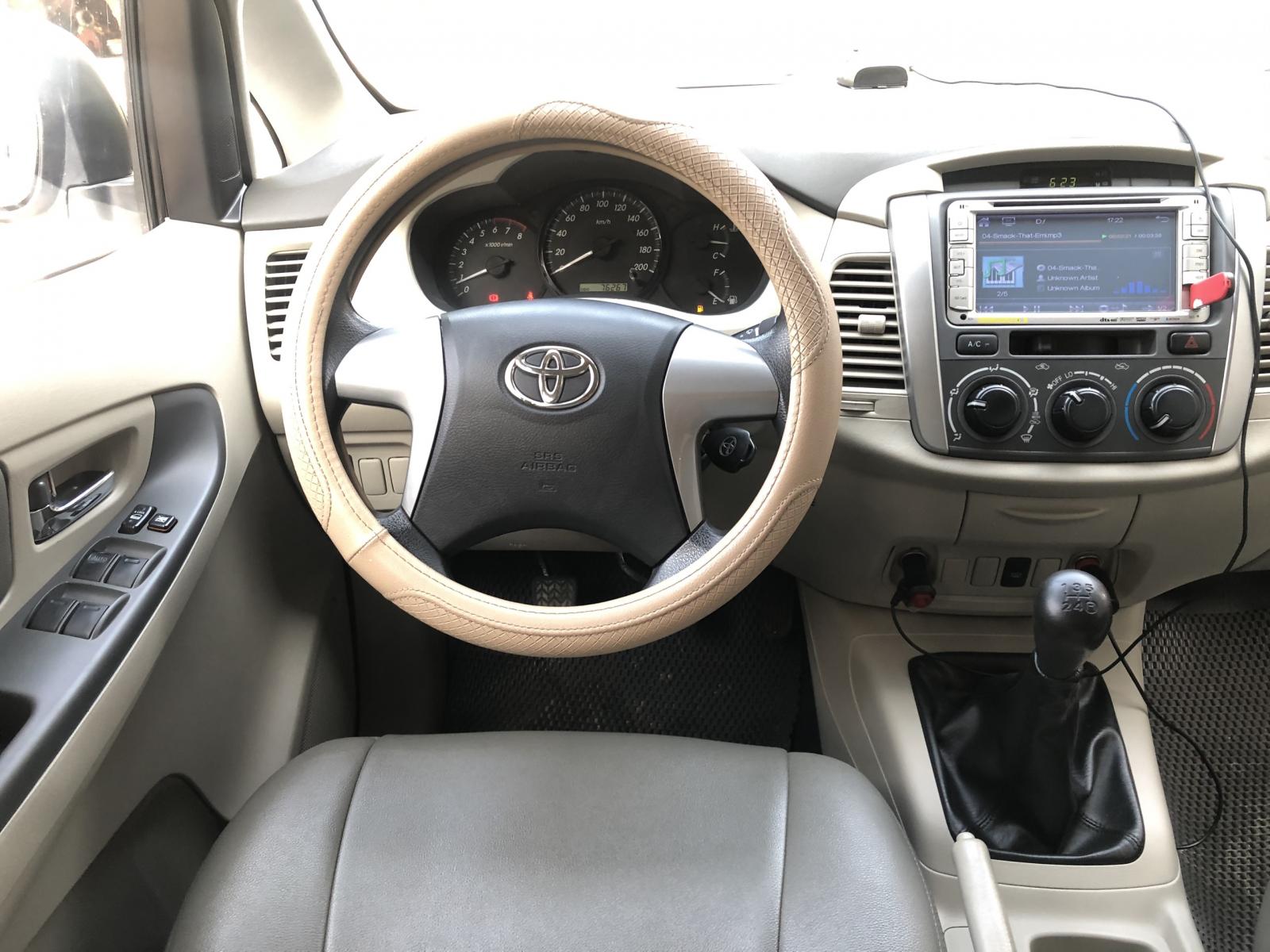 Toyota Innova 2015 - Cần bán Toyota Innova màu bạc sx năm 2015