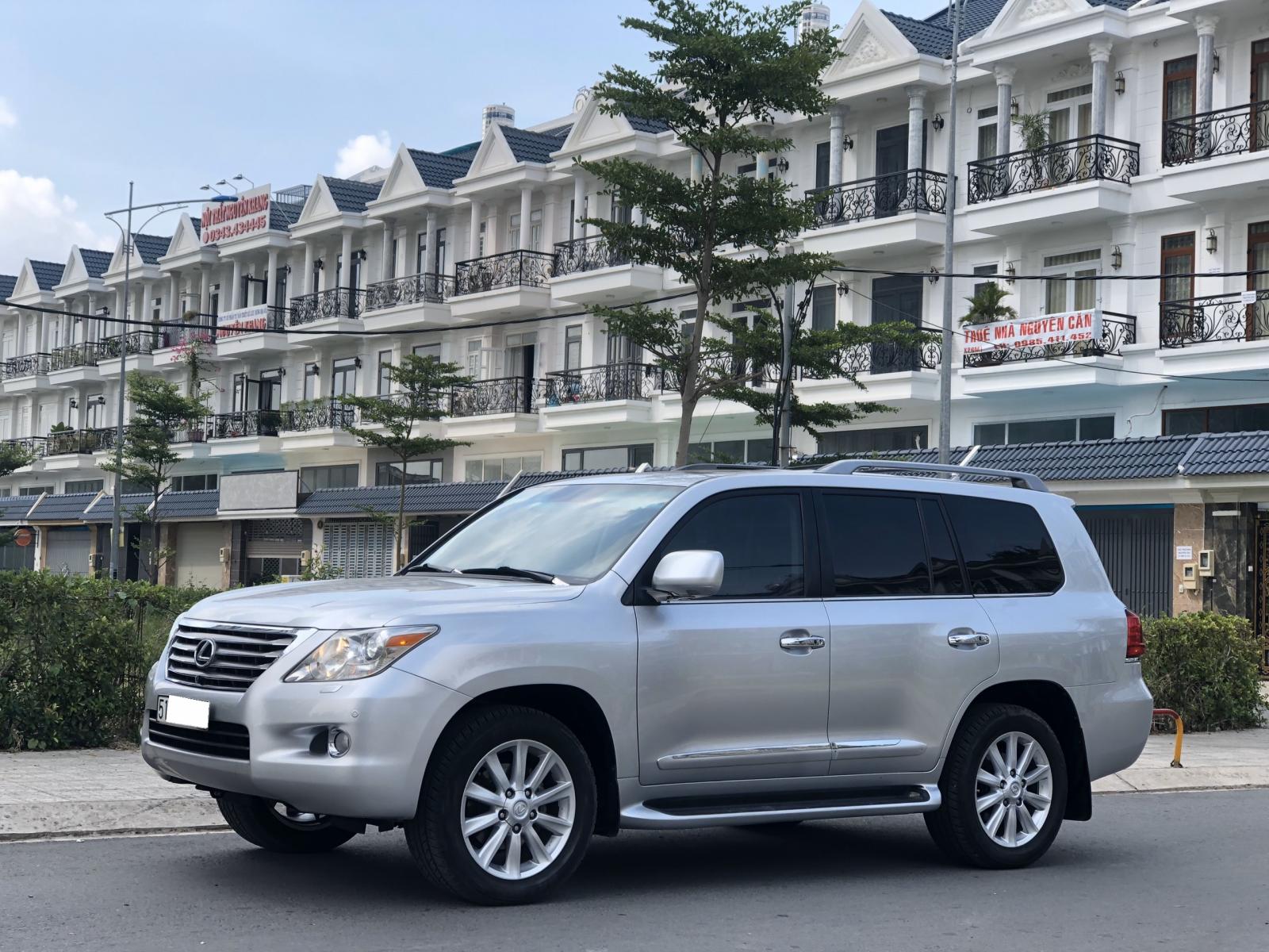 Lexus LX 2010 - Xe Lexus LX sản xuất 2010, màu bạc, xe nhập