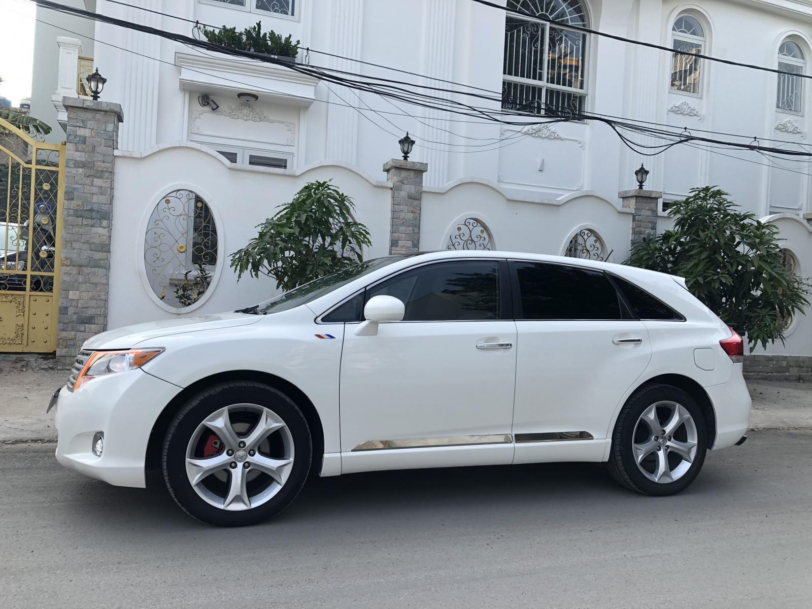 Toyota Venza 2010 - Bán Toyota Venza đời 2010, màu trắng, xe nhập, xe gia đình