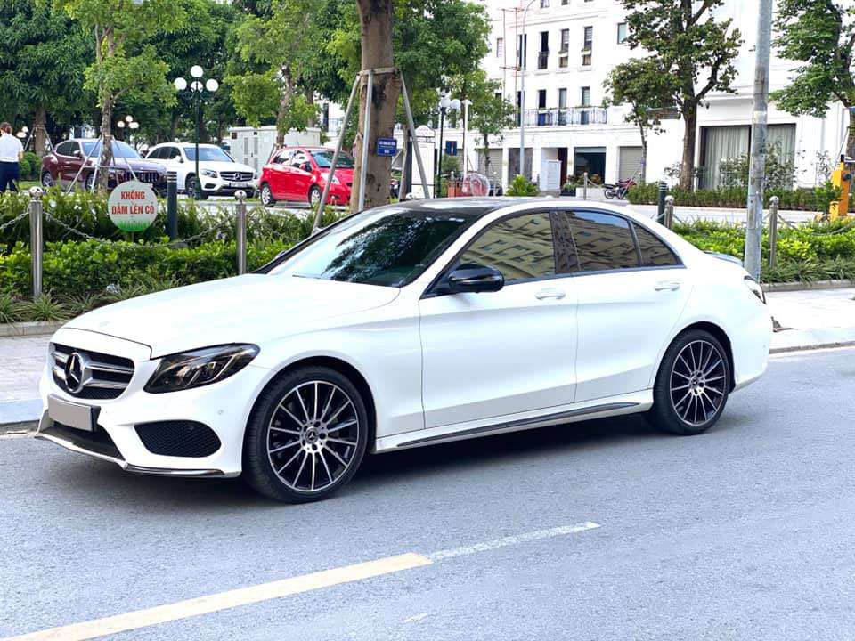 Mercedes-Benz C300 AMG 2017 - Bán Mercedes AMG đời 2017, màu trắng