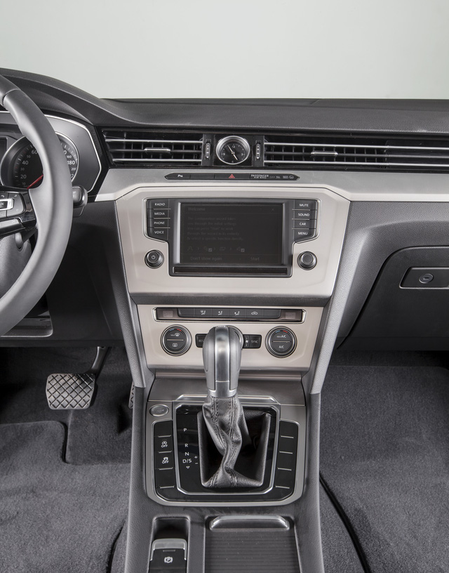 Volkswagen Passat comfort 2017 - Cần bán Volkswagen Passat comfort đời 2017, màu trắng, nhập khẩu