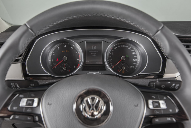 Volkswagen Passat comfort 2017 - Cần bán Volkswagen Passat comfort đời 2017, màu trắng, nhập khẩu