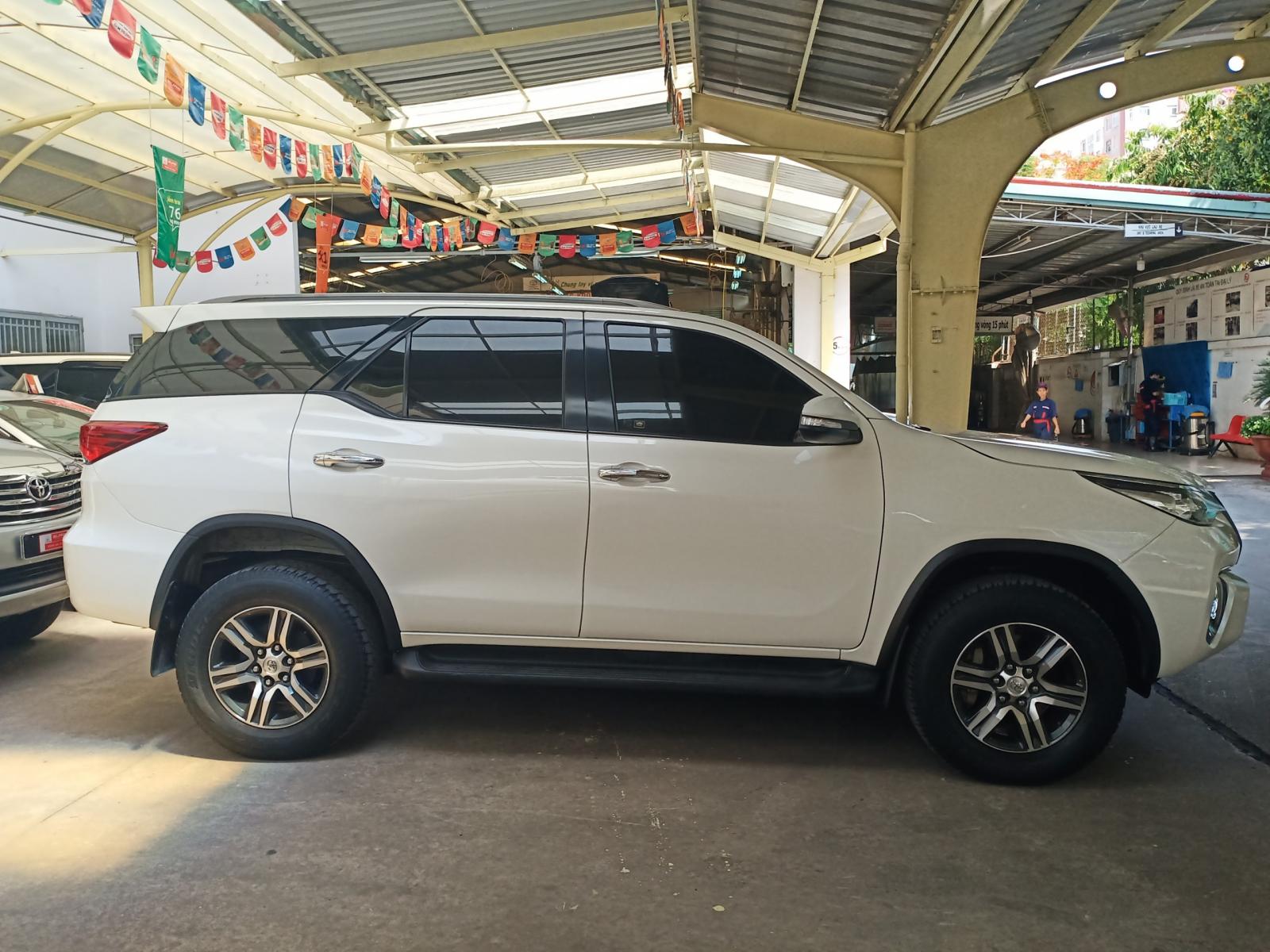 Toyota Fortuner 2.7 AT 4x2 2016 - Bán xe Toyota Fortuner 2.7 AT 4x2 đời 2016, màu trắng, số tự động giá cạnh tranh