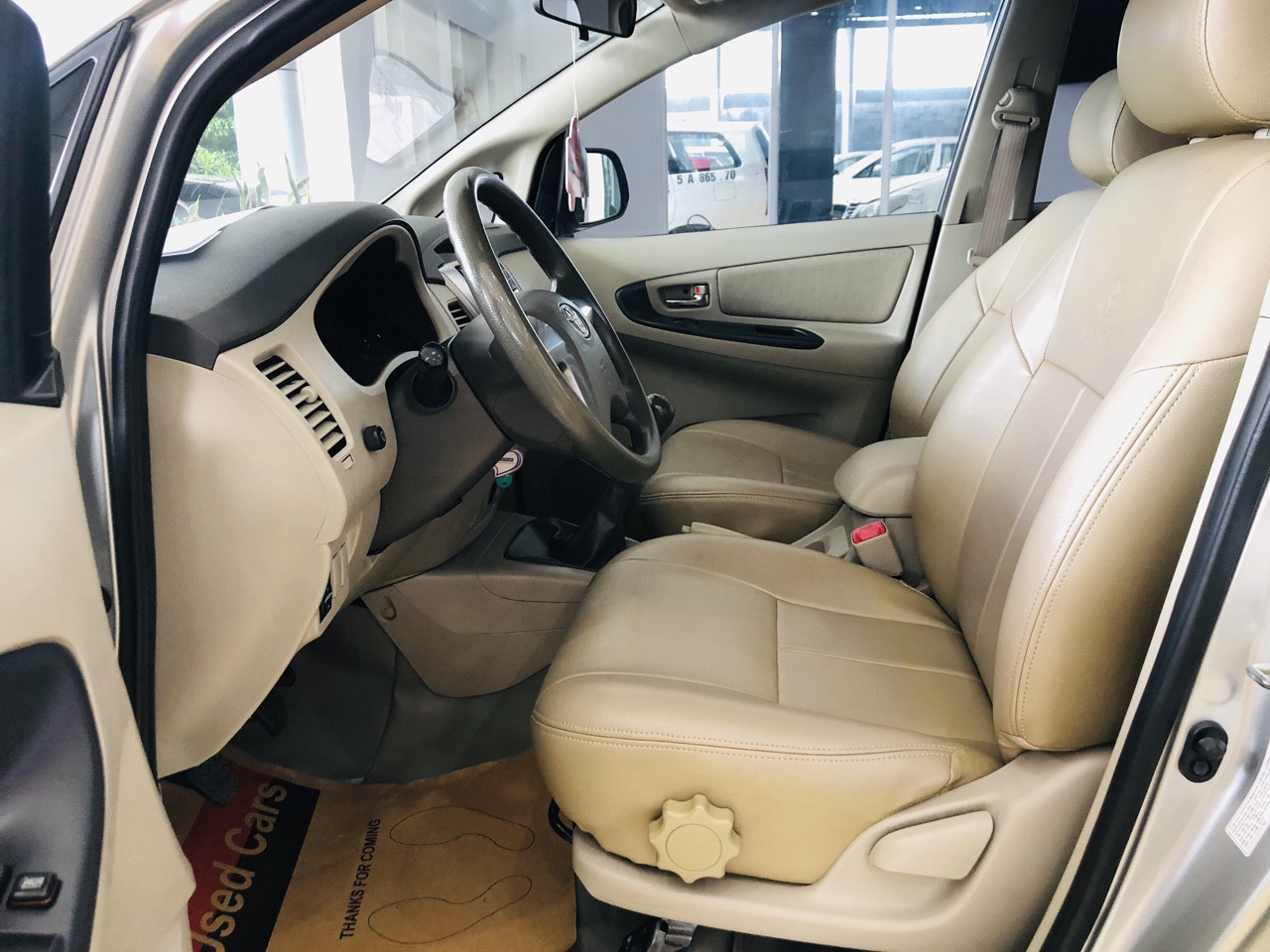 Toyota Innova E 2015 - Bán xe Toyota Innova E năm 2015, biển Sài Gòn màu bạc giá tốt