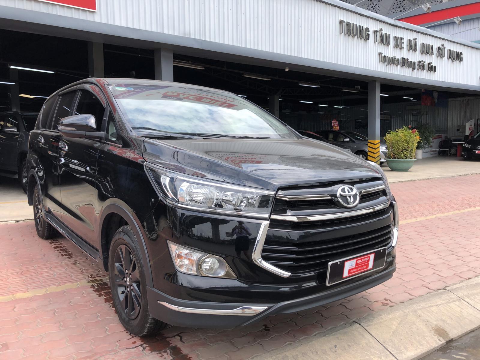 Toyota Innova Venturer 2017 - Cần bán lại xe Toyota Innova Venturer đời 2017, màu đen, giá 780tr