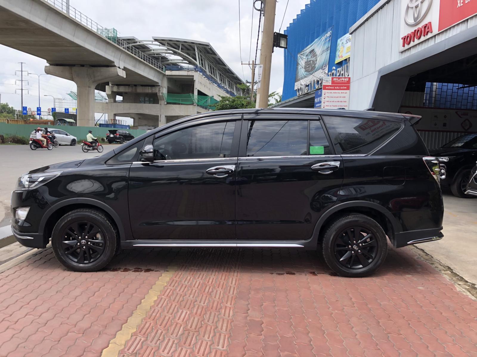 Toyota Innova Venturer 2017 - Cần bán lại xe Toyota Innova Venturer đời 2017, màu đen, giá 780tr