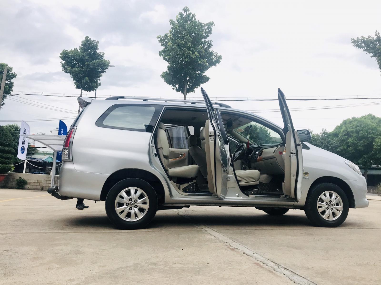 Toyota Innova 2.0V 2011 - Bán ô tô Toyota Innova 2.0V đời 2011, màu bạc, số tự động