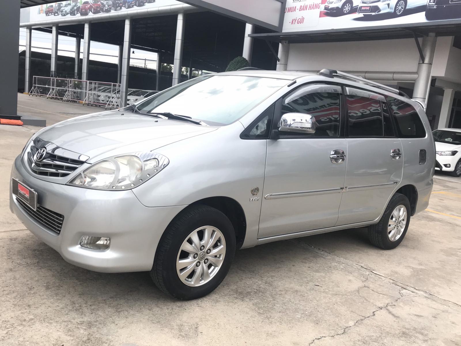 Toyota Innova 2.0V 2011 - Bán ô tô Toyota Innova 2.0V đời 2011, màu bạc, số tự động