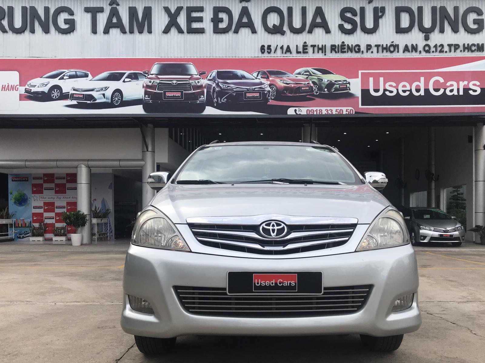 Toyota Innova 2.0V 2011 - Bán ô tô Toyota Innova 2.0V đời 2011, màu bạc, số tự động