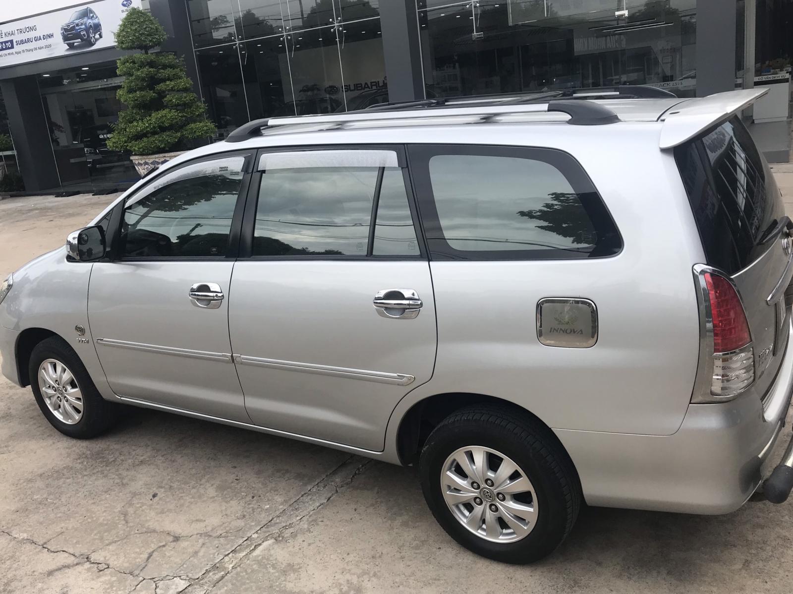 Toyota Innova 2.0 E 2011 - Cần bán lại xe Toyota Innova 2.0 E đời 2011, màu bạc