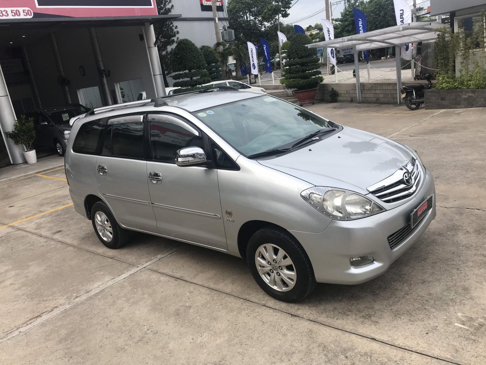 Toyota Innova 2.0 E 2011 - Cần bán lại xe Toyota Innova 2.0 E đời 2011, màu bạc