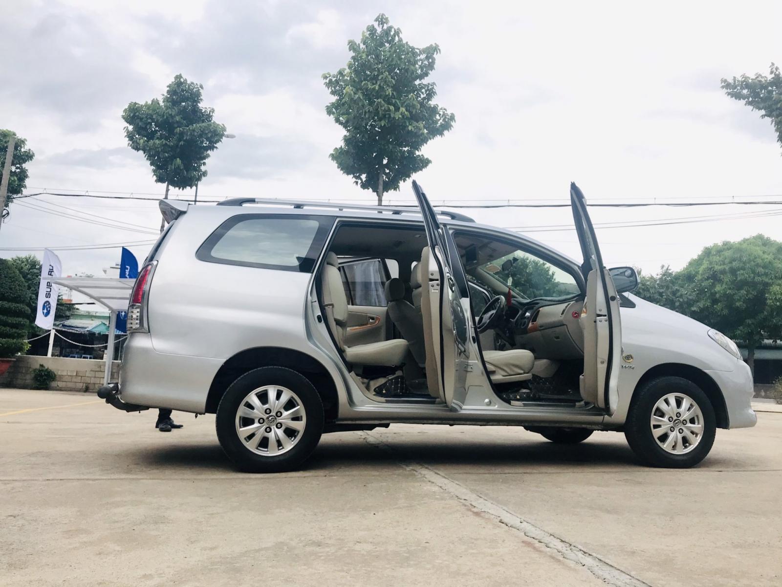 Toyota Innova 2.0 E 2011 - Cần bán lại xe Toyota Innova 2.0 E đời 2011, màu bạc