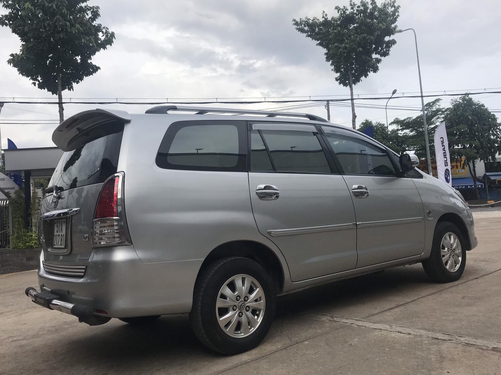 Toyota Innova 2.0 E 2011 - Cần bán lại xe Toyota Innova 2.0 E đời 2011, màu bạc