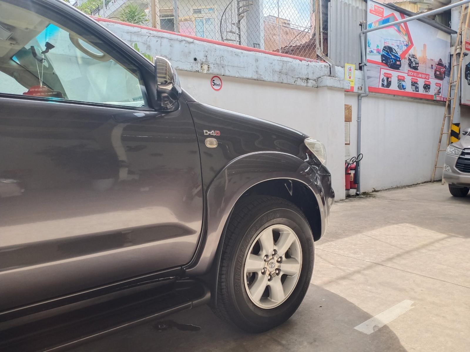 Toyota Fortuner G 2011 - Bán Toyota Fortuner G đời 2011, màu xám