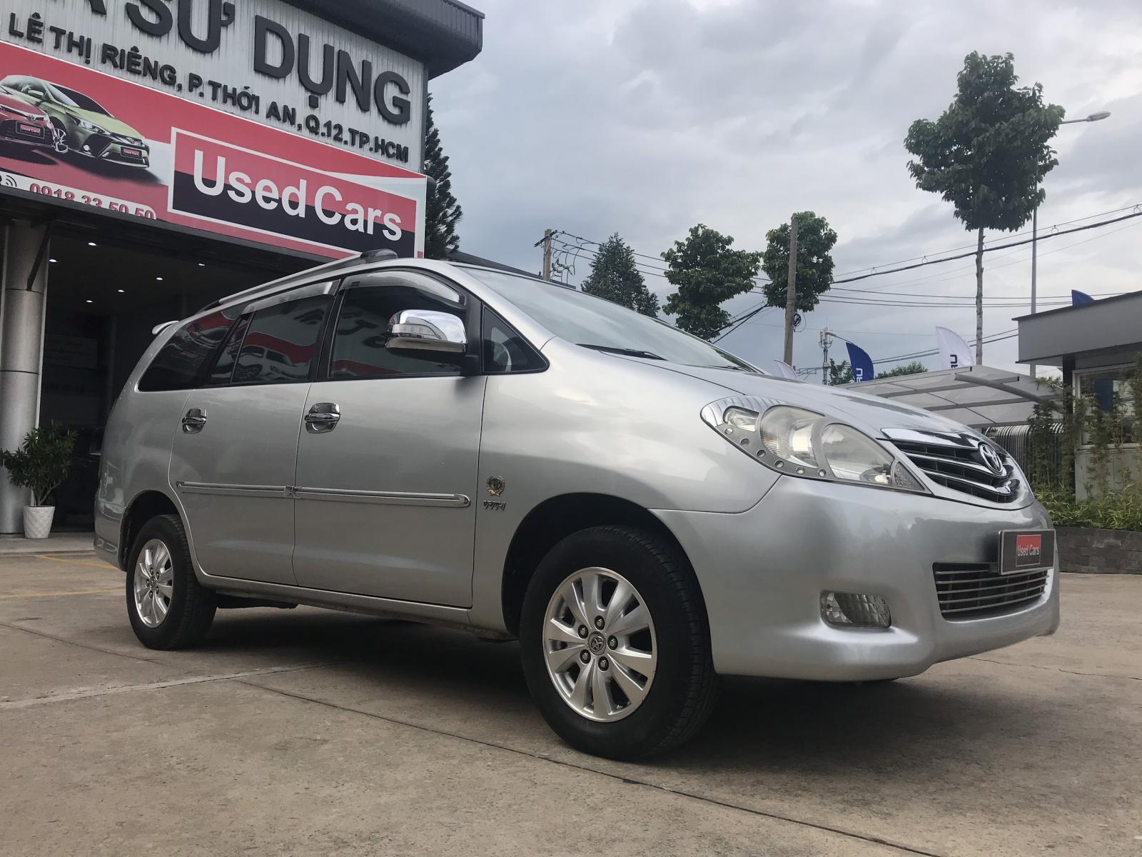 Toyota Innova V 2011 - Cần bán Toyota Innova V đời 2011, màu bạc, mới chạy 93.000km giá tốt