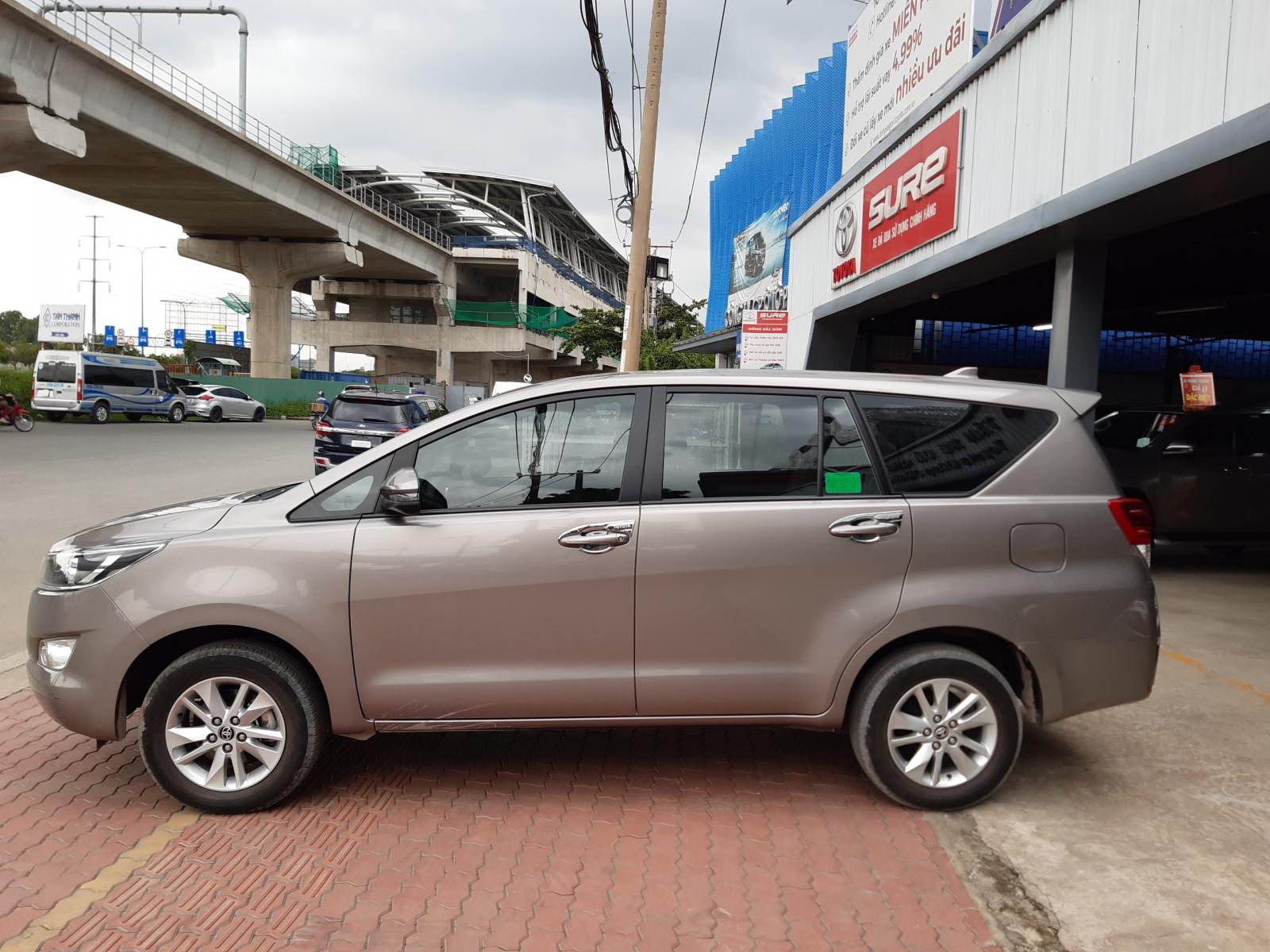 Toyota Innova E 2019 - Cần bán lại xe Toyota Innova E 2019, màu đồng lướt 18.000 km, giá cạnh tranh