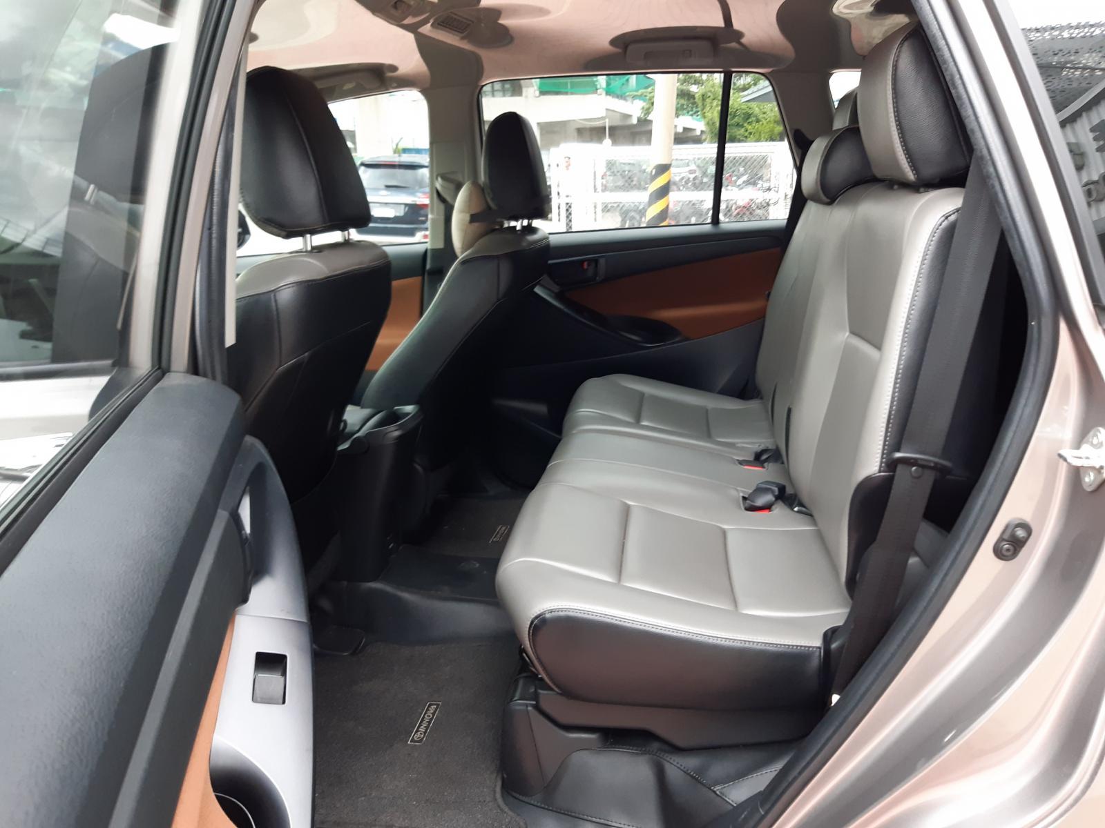 Toyota Innova E 2019 - Cần bán lại xe Toyota Innova E 2019, màu đồng lướt 18.000 km, giá cạnh tranh