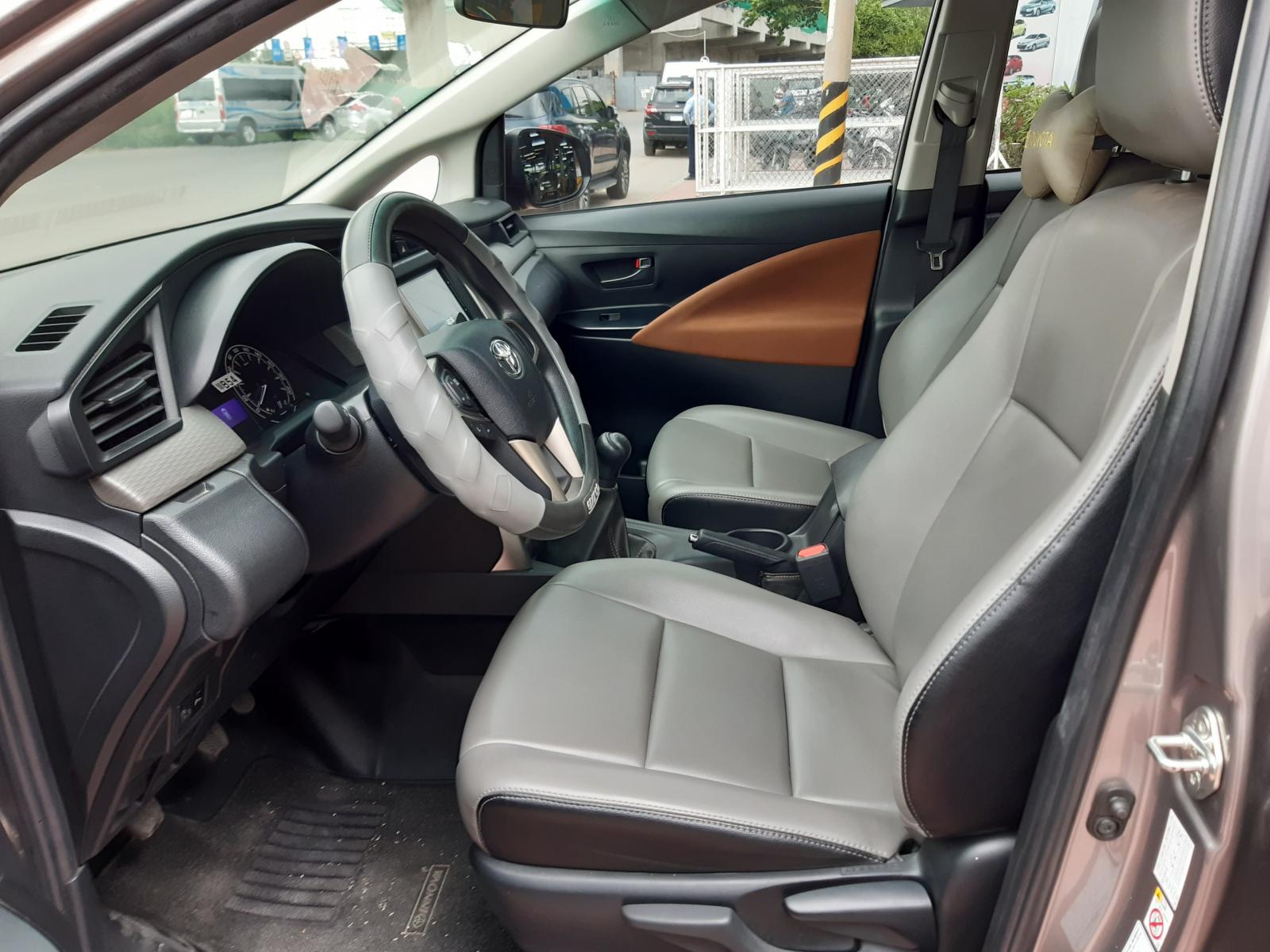 Toyota Innova E 2019 - Cần bán lại xe Toyota Innova E 2019, màu đồng lướt 18.000 km, giá cạnh tranh