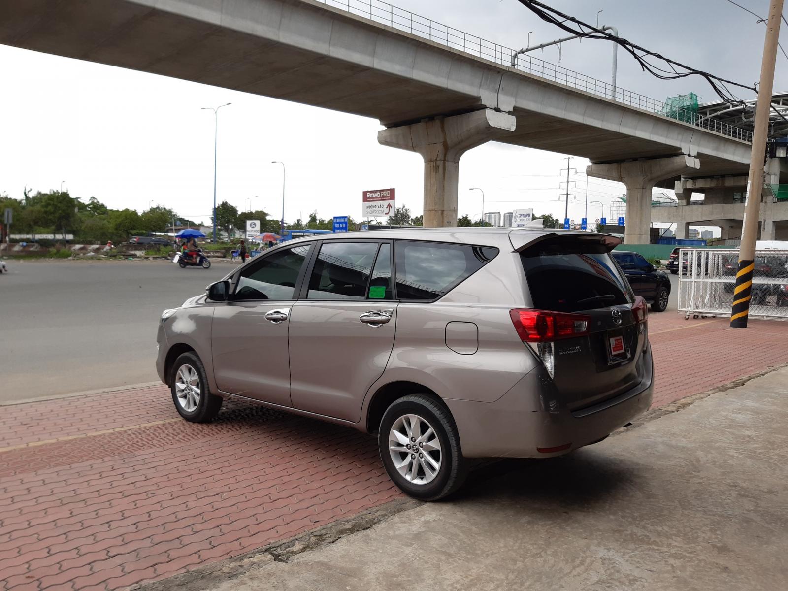 Toyota Innova E 2019 - Cần bán lại xe Toyota Innova E 2019, màu đồng lướt 18.000 km, giá cạnh tranh