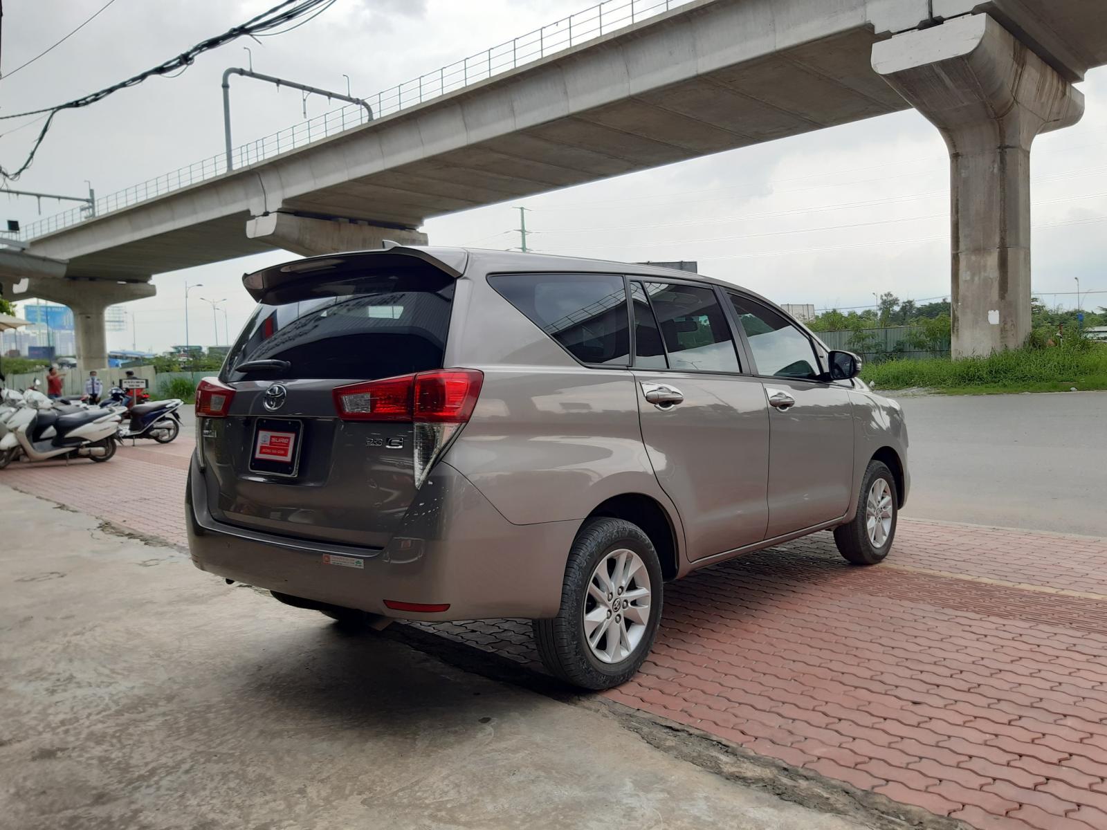 Toyota Innova E 2019 - Cần bán lại xe Toyota Innova E 2019, màu đồng lướt 18.000 km, giá cạnh tranh