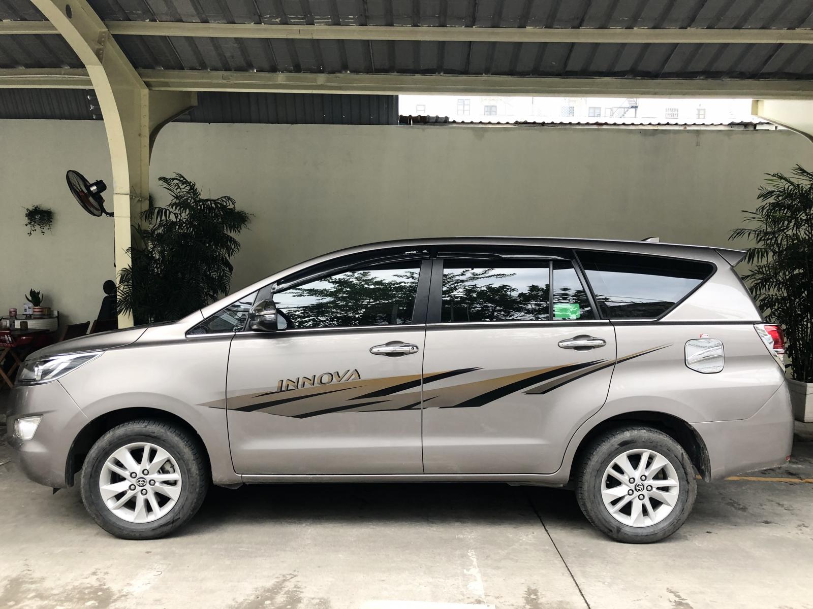 Toyota Innova E 2019 - Bán xe Toyota Innova E đời 2019, màu nâu