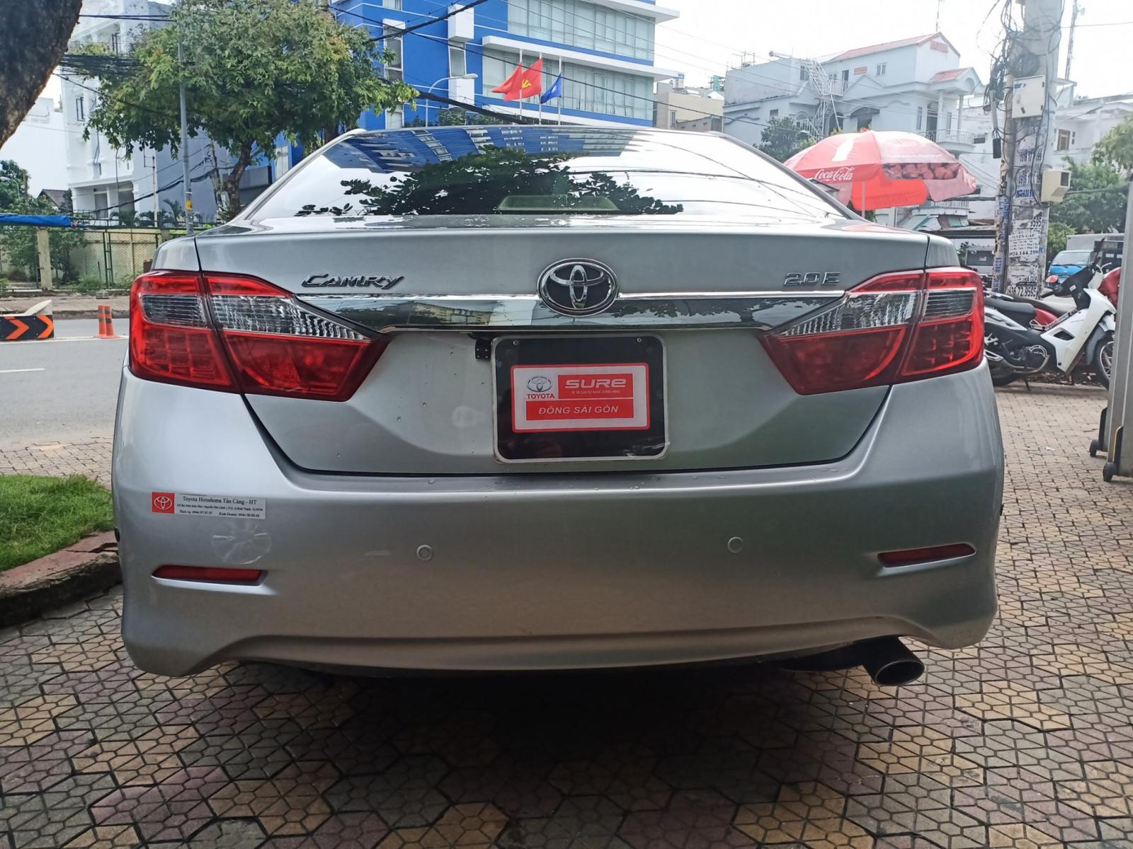 Toyota Camry 2.0E 2013 - Bán Toyota Camry 2.4G sản xuất 2013, màu bạc