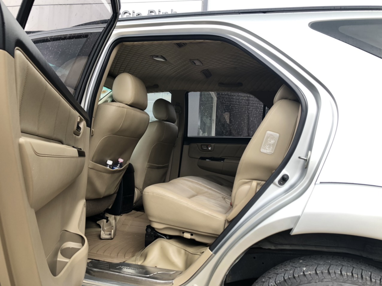 Toyota Fortuner V 2014 - Cần bán xe Toyota Fortuner V đời 2014, màu bạc đi mới 104.000km. Xe bao đẹp, giá còn Fix mạnh