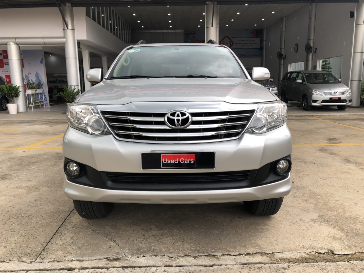 Toyota Fortuner V 2014 - Cần bán xe Toyota Fortuner V đời 2014, màu bạc đi mới 104.000km. Xe bao đẹp, giá còn Fix mạnh