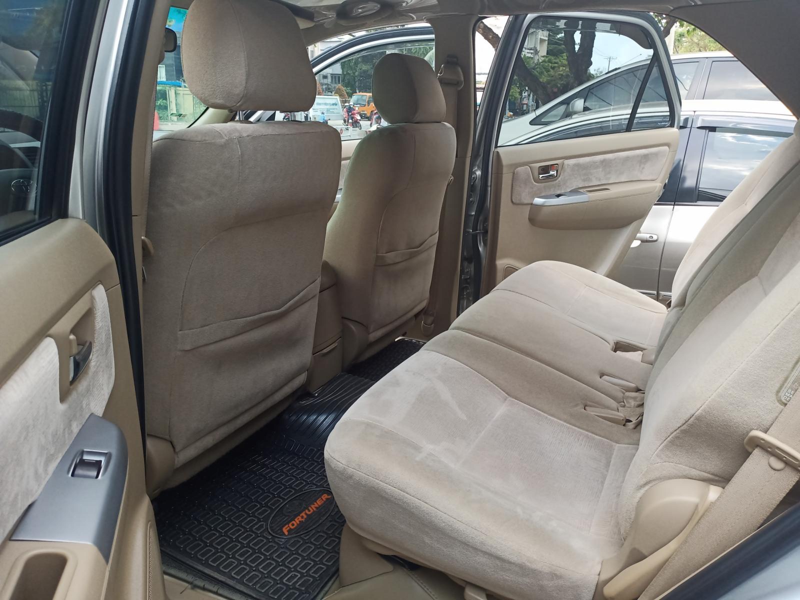 Toyota Fortuner G 2010 - Bán xe Toyota Fortuner G đời 2010, màu bạc chạy ít 139.000km giá còn Fix mạnh