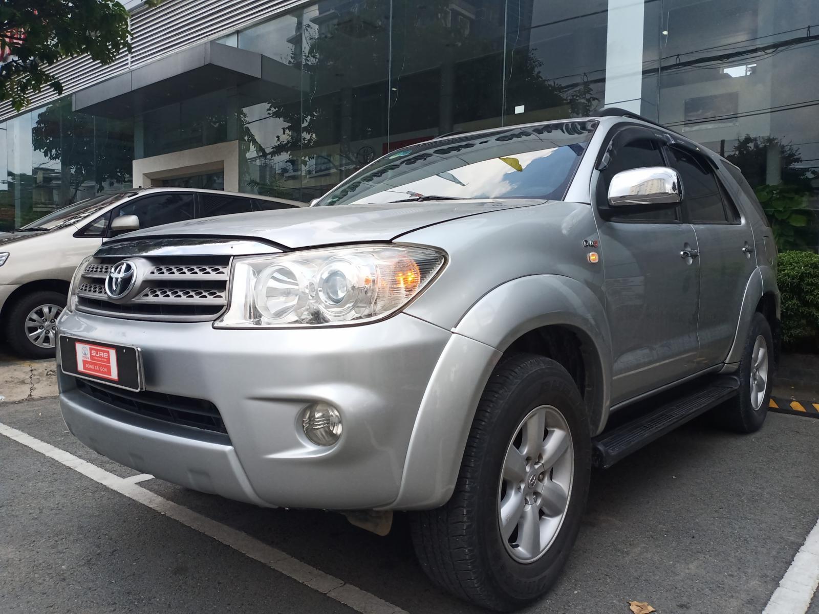 Toyota Fortuner G 2010 - Bán xe Toyota Fortuner G đời 2010, màu bạc chạy ít 139.000km giá còn Fix mạnh