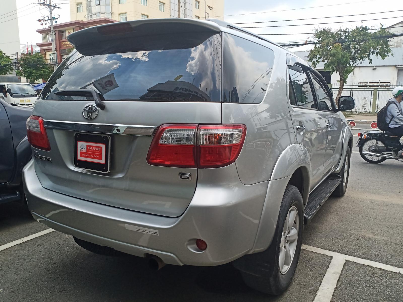 Toyota Fortuner G 2010 - Bán xe Toyota Fortuner G đời 2010, màu bạc chạy ít 139.000km giá còn Fix mạnh